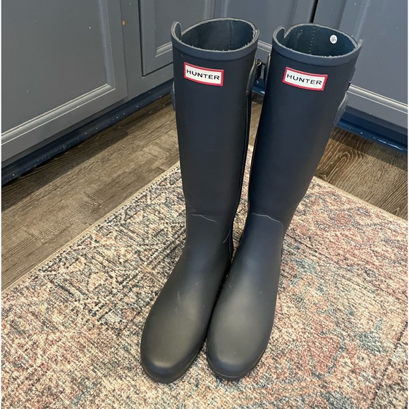 Hunter Women's Refined Tall Rain Boots | Two Tone Black and Blue - Picture 3 of 10